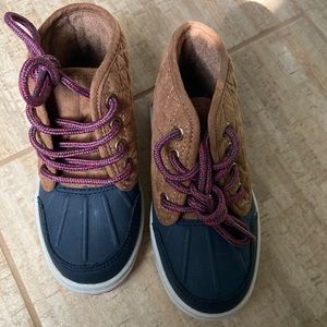 Oshkosh B’Gosh boy winter shoes size 8